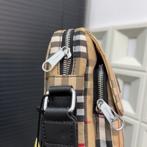 【AT9698】バーバリーのクラシックなチェック柄ショルダーバッグ - エレガントな都会の洗練されたスタイルを演出！ | Burberry London