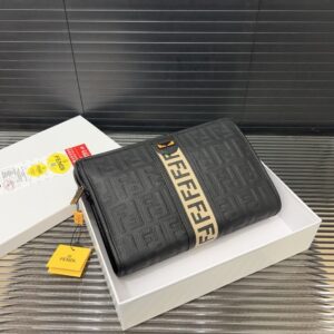 【AT9701】フェンディ Fendi ハンドバッグ：高級エンボス加工牛革で贅沢な美しさを演出 | Fendi