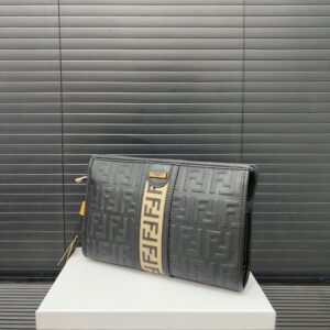 【AT9701】フェンディ Fendi ハンドバッグ：高級エンボス加工牛革で贅沢な美しさを演出 | Fendi