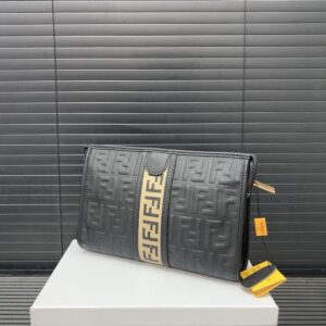 【AT9701】フェンディ Fendi ハンドバッグ：高級エンボス加工牛革で贅沢な美しさを演出 | Fendi