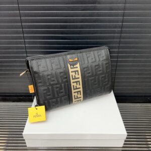 【AT9701】フェンディ Fendi ハンドバッグ：高級エンボス加工牛革で贅沢な美しさを演出 | Fendi