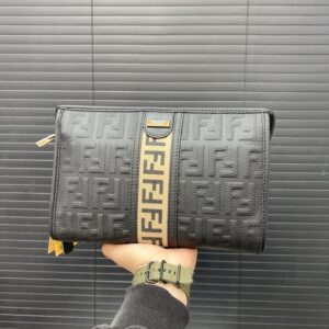 【AT9701】フェンディ Fendi ハンドバッグ：高級エンボス加工牛革で贅沢な美しさを演出 | Fendi