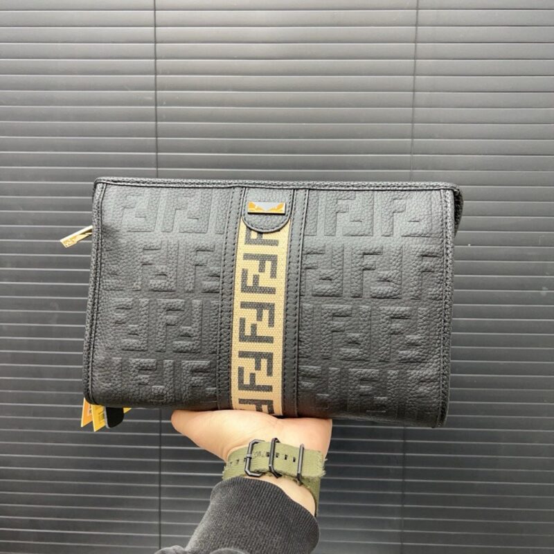 【AT9701】フェンディ Fendi ハンドバッグ：高級エンボス加工牛革で贅沢な美しさを演出 | Fendi