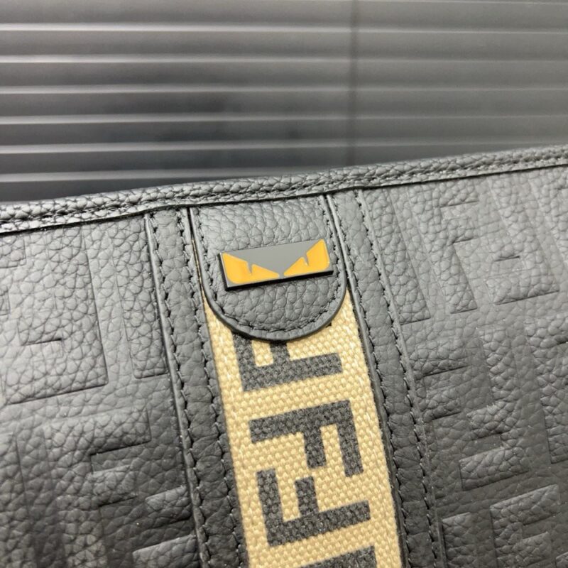 【AT9701】フェンディ Fendi ハンドバッグ：高級エンボス加工牛革で贅沢な美しさを演出 | Fendi