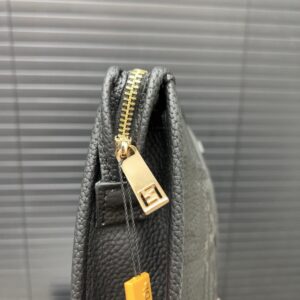 【AT9701】フェンディ Fendi ハンドバッグ：高級エンボス加工牛革で贅沢な美しさを演出 | Fendi