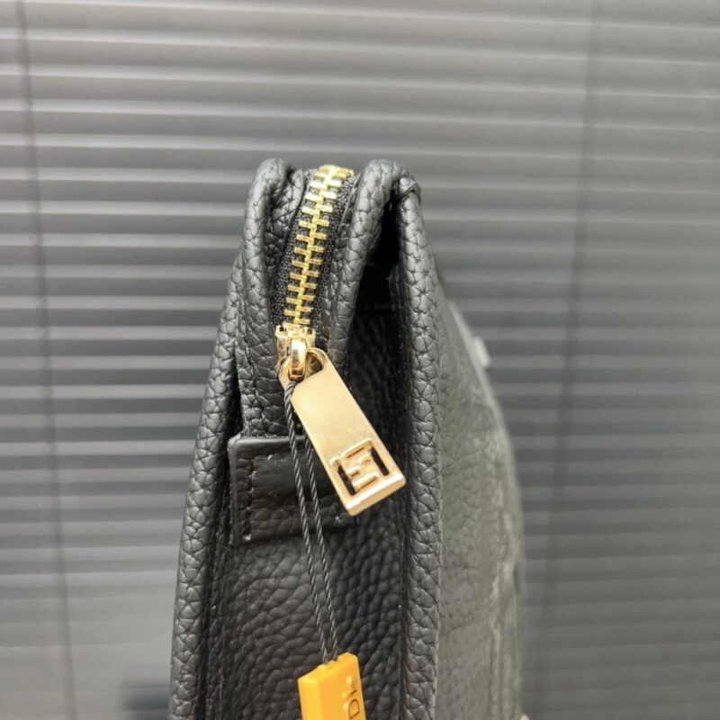 【AT9701】フェンディ Fendi ハンドバッグ：高級エンボス加工牛革で贅沢な美しさを演出 | Fendi