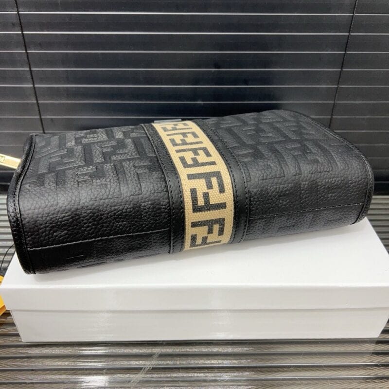 【AT9701】フェンディ Fendi ハンドバッグ：高級エンボス加工牛革で贅沢な美しさを演出 | Fendi