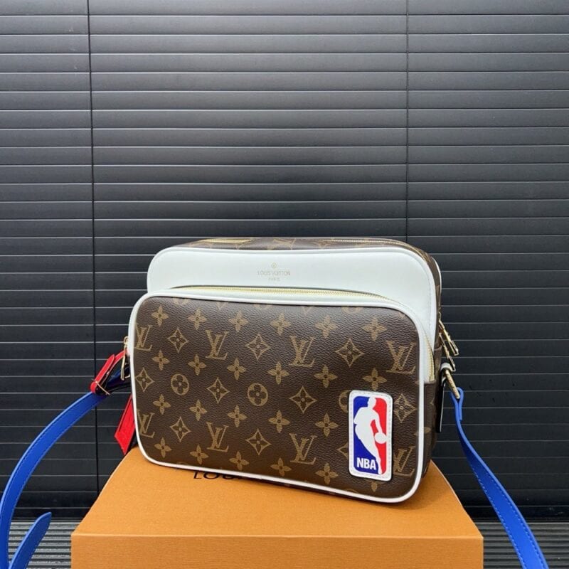 【AT9702】ルイ・ヴィトン × NBAコラボ メッセンジャーバッグ - ストリートスタイルを演出 | LV