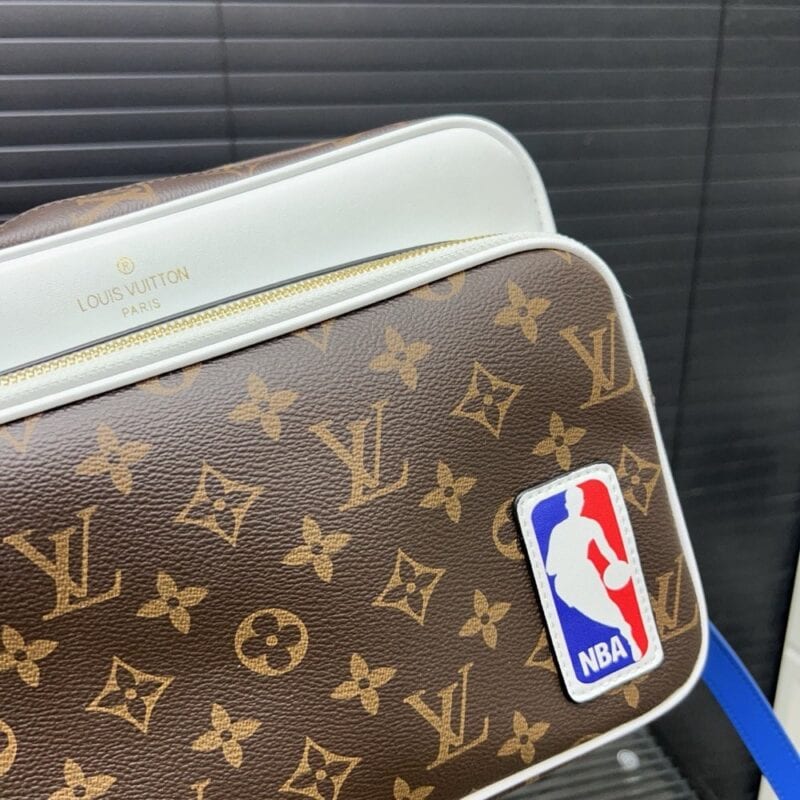【AT9702】ルイ・ヴィトン × NBAコラボ メッセンジャーバッグ - ストリートスタイルを演出 | LV