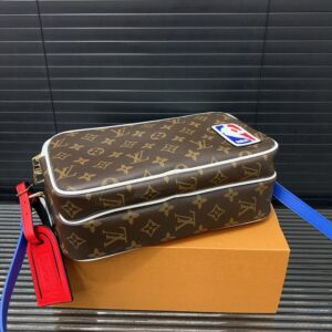 【AT9702】ルイ・ヴィトン × NBAコラボ メッセンジャーバッグ - ストリートスタイルを演出 | LV