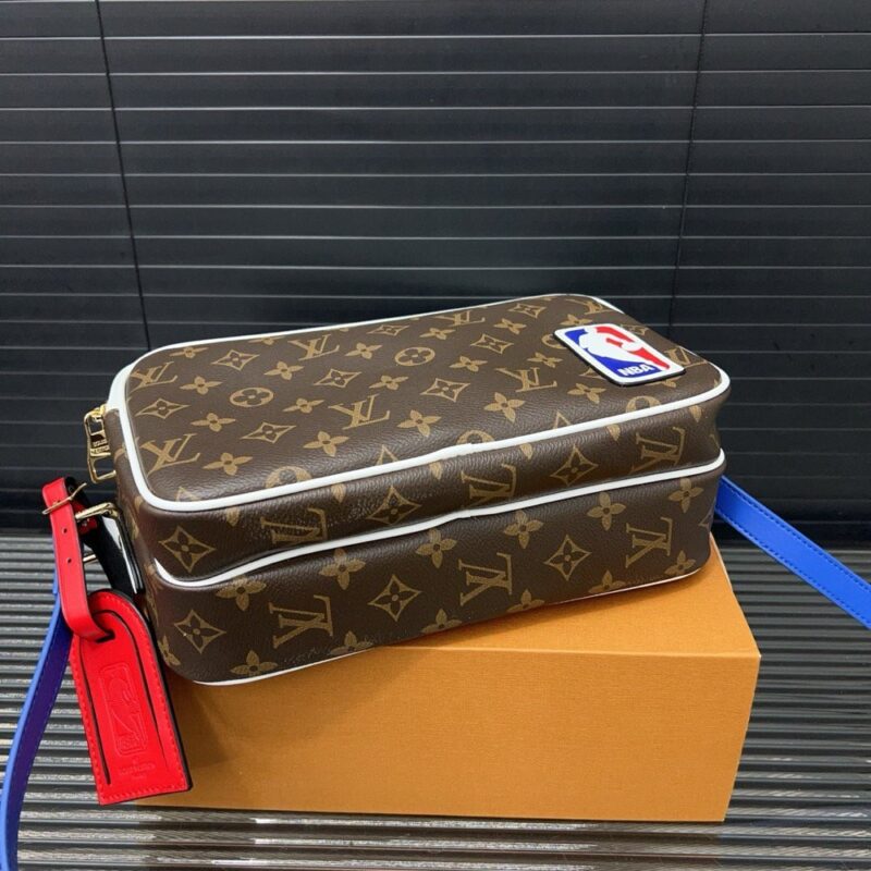 【AT9702】ルイ・ヴィトン × NBAコラボ メッセンジャーバッグ - ストリートスタイルを演出 | LV