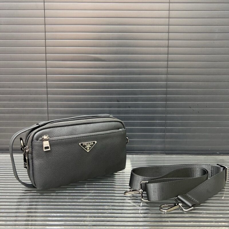 【AT9703】プラダPradaの高級グレーメンズショルダーバッグ - 品質の牛革素材と洗練されたデザインでビジネスミーティングにも最適 | Prada