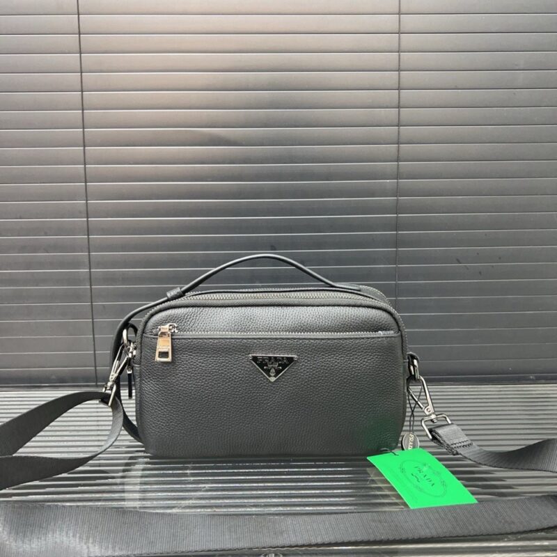 【AT9703】プラダPradaの高級グレーメンズショルダーバッグ - 品質の牛革素材と洗練されたデザインでビジネスミーティングにも最適 | Prada