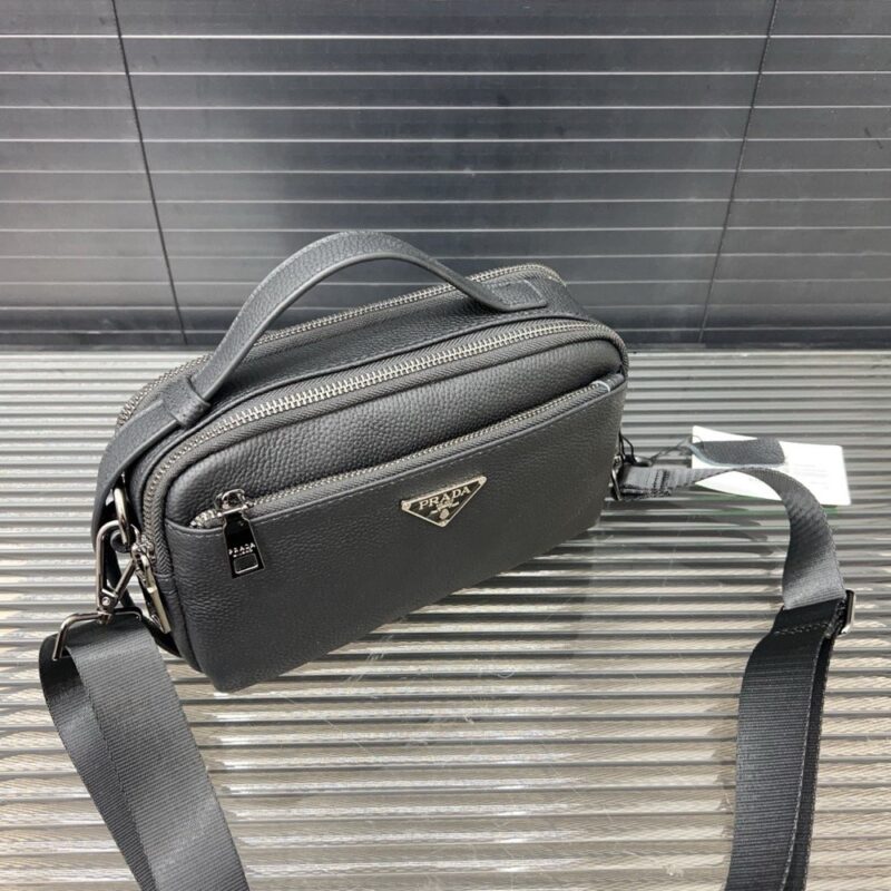 【AT9703】プラダPradaの高級グレーメンズショルダーバッグ - 品質の牛革素材と洗練されたデザインでビジネスミーティングにも最適 | Prada