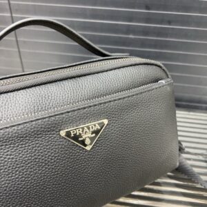【AT9703】プラダPradaの高級グレーメンズショルダーバッグ - 品質の牛革素材と洗練されたデザインでビジネスミーティングにも最適 | Prada