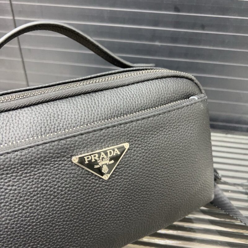 【AT9703】プラダPradaの高級グレーメンズショルダーバッグ - 品質の牛革素材と洗練されたデザインでビジネスミーティングにも最適 | Prada