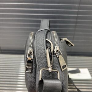 【AT9703】プラダPradaの高級グレーメンズショルダーバッグ - 品質の牛革素材と洗練されたデザインでビジネスミーティングにも最適 | Prada