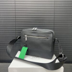 【AT9705】プラダの高級なメンズシングルショルダーバッグ - クラシック＆スタイリッシュな移動 | Prada Milano