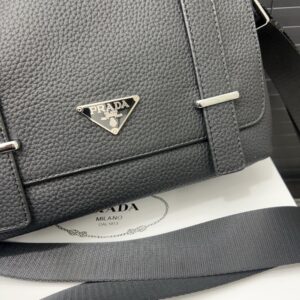 【AT9705】プラダの高級なメンズシングルショルダーバッグ - クラシック＆スタイリッシュな移動 | Prada Milano