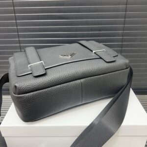 【AT9705】プラダの高級なメンズシングルショルダーバッグ - クラシック＆スタイリッシュな移動 | Prada Milano