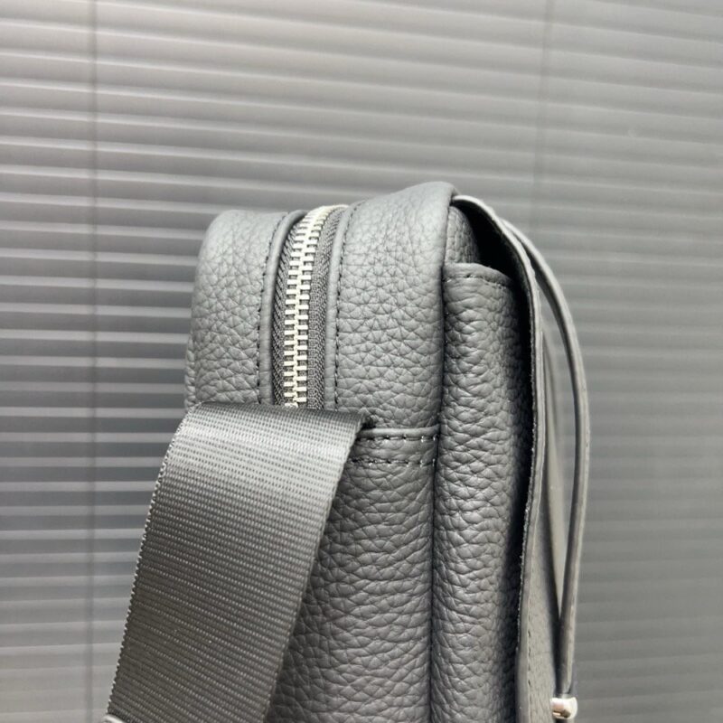 【AT9705】プラダの高級なメンズシングルショルダーバッグ - クラシック＆スタイリッシュな移動 | Prada Milano