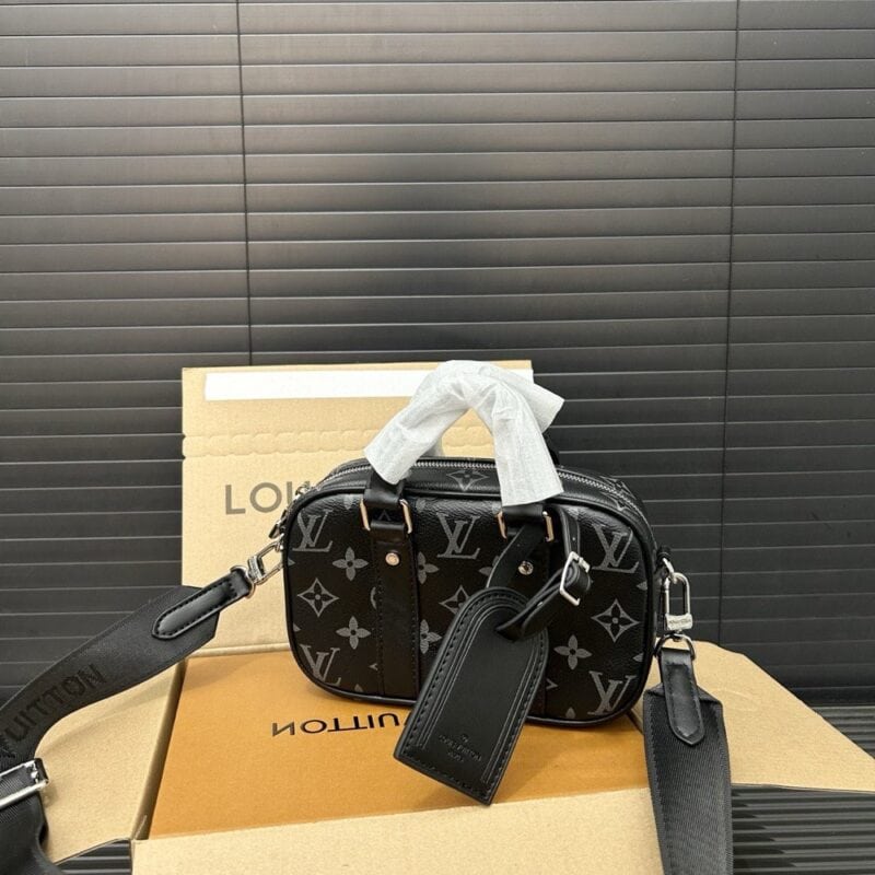 【AT9711】ルイ・ヴィトンNano Porteモバイルポーチ - 黒色のモノグラムエクリプスキャンバス素材の手触り | Louis Vuitton Malletier