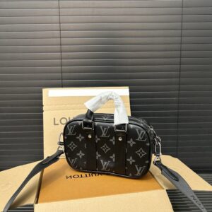 【AT9711】ルイ・ヴィトンNano Porteモバイルポーチ - 黒色のモノグラムエクリプスキャンバス素材の手触り | Louis Vuitton Malletier