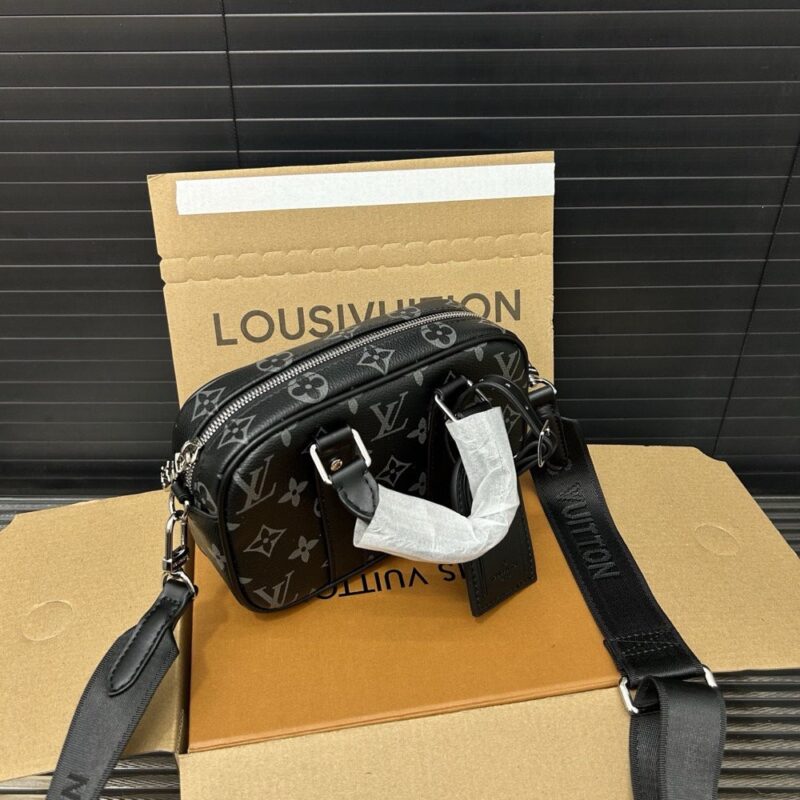 【AT9711】ルイ・ヴィトンNano Porteモバイルポーチ - 黒色のモノグラムエクリプスキャンバス素材の手触り | Louis Vuitton Malletier