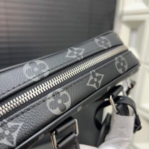【AT9711】ルイ・ヴィトンNano Porteモバイルポーチ - 黒色のモノグラムエクリプスキャンバス素材の手触り | Louis Vuitton Malletier