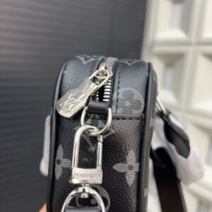 【AT9711】ルイ・ヴィトンNano Porteモバイルポーチ - 黒色のモノグラムエクリプスキャンバス素材の手触り | Louis Vuitton Malletier
