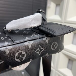 【AT9711】ルイ・ヴィトンNano Porteモバイルポーチ - 黒色のモノグラムエクリプスキャンバス素材の手触り | Louis Vuitton Malletier