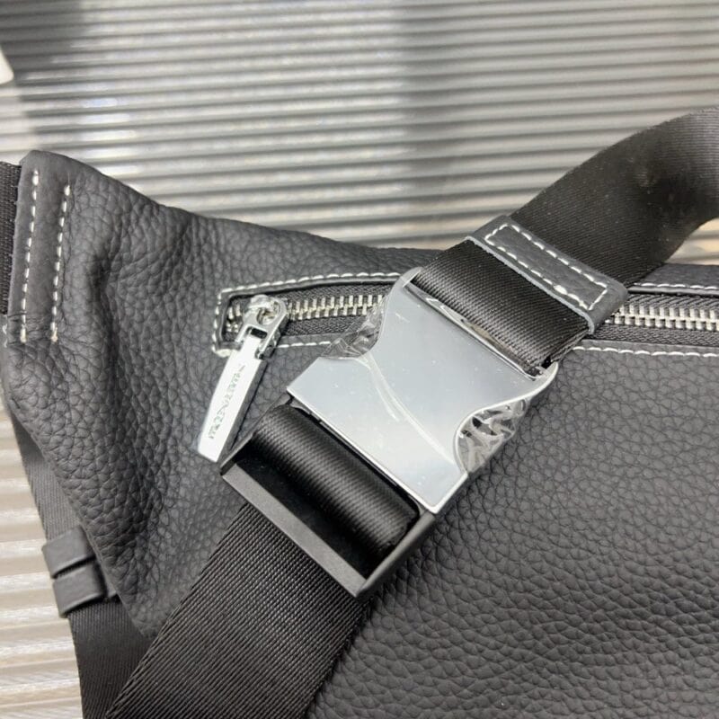 【AT9714】ヴェルサーチ レザーチェストバッグ - 高級牛革製 斜め掛け ファッションアイテム | Versace