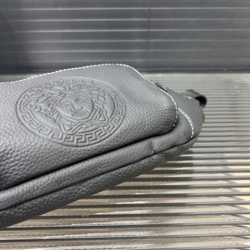 【AT9714】ヴェルサーチ レザーチェストバッグ - 高級牛革製 斜め掛け ファッションアイテム | Versace
