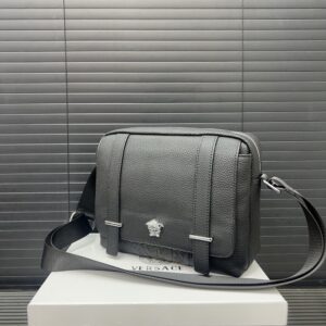 【AT9715】ヴェルサーチ（Versace）メンズ牛革ショルダーバッグ、都会的なスタイルを演出 | Versace