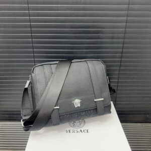 【AT9715】ヴェルサーチ（Versace）メンズ牛革ショルダーバッグ、都会的なスタイルを演出 | Versace
