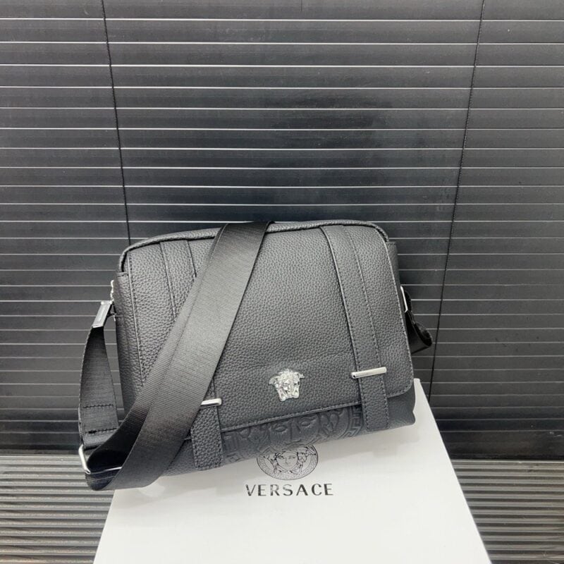 【AT9715】ヴェルサーチ（Versace）メンズ牛革ショルダーバッグ、都会的なスタイルを演出 | Versace