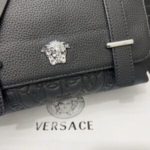 【AT9715】ヴェルサーチ（Versace）メンズ牛革ショルダーバッグ、都会的なスタイルを演出 | Versace