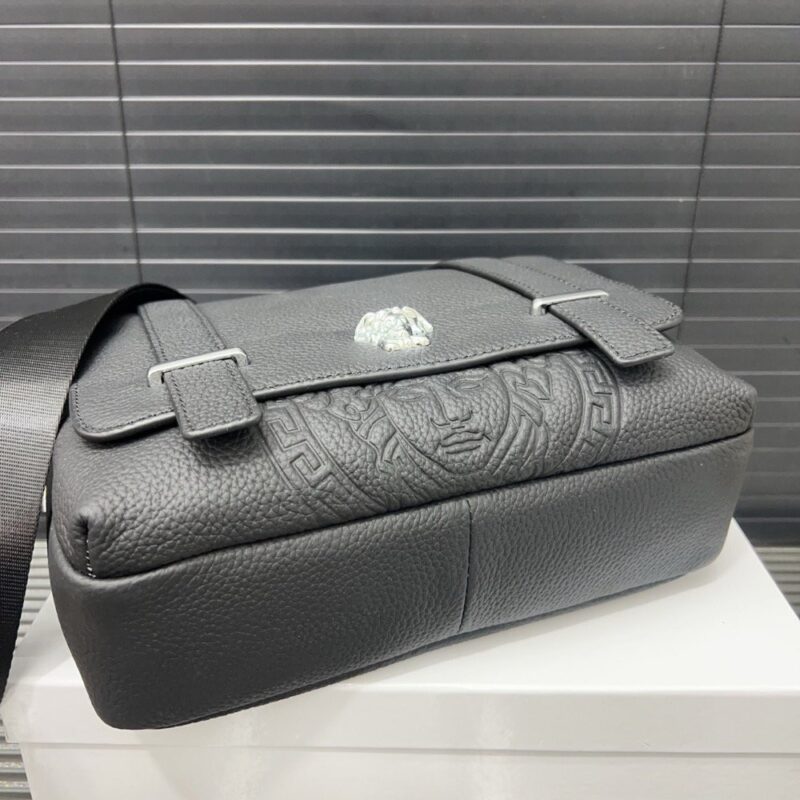 【AT9715】ヴェルサーチ（Versace）メンズ牛革ショルダーバッグ、都会的なスタイルを演出 | Versace