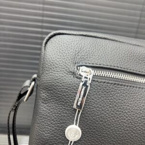【AT9715】ヴェルサーチ（Versace）メンズ牛革ショルダーバッグ、都会的なスタイルを演出 | Versace