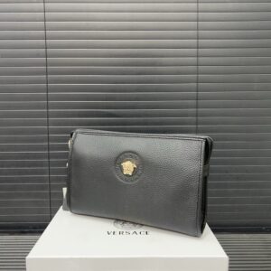 【AT9716】Versace（ヴェルサーチ）エンボス加工牛革クラッチバッグ - 贅沢なハイエンドファッション | Versace