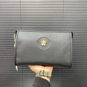 【AT9716】Versace（ヴェルサーチ）エンボス加工牛革クラッチバッグ - 贅沢なハイエンドファッション | Versace