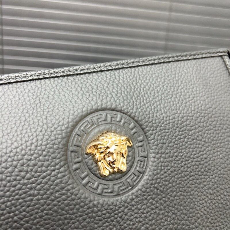 【AT9716】Versace（ヴェルサーチ）エンボス加工牛革クラッチバッグ - 贅沢なハイエンドファッション | Versace