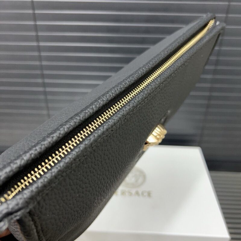 【AT9716】Versace（ヴェルサーチ）エンボス加工牛革クラッチバッグ - 贅沢なハイエンドファッション | Versace