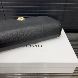 【AT9716】Versace（ヴェルサーチ）エンボス加工牛革クラッチバッグ - 贅沢なハイエンドファッション | Versace