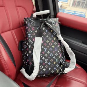 【AT9718】ルイ・ヴィトンのモノグラム柄バックパック - 高級牛革素材とmetallicカラーのデザイン | Louis Vuitton Malletier