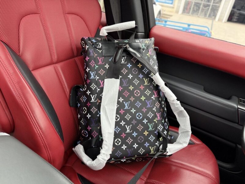 【AT9718】ルイ・ヴィトンのモノグラム柄バックパック - 高級牛革素材とmetallicカラーのデザイン | Louis Vuitton Malletier