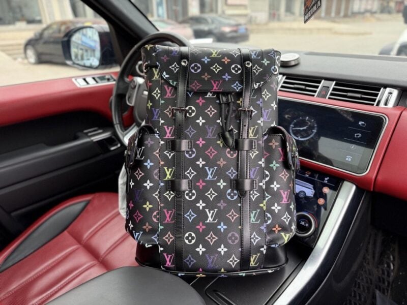 【AT9718】ルイ・ヴィトンのモノグラム柄バックパック - 高級牛革素材とmetallicカラーのデザイン | Louis Vuitton Malletier