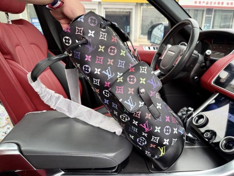【AT9718】ルイ・ヴィトンのモノグラム柄バックパック - 高級牛革素材とmetallicカラーのデザイン | Louis Vuitton Malletier