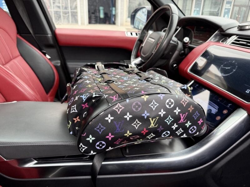 【AT9718】ルイ・ヴィトンのモノグラム柄バックパック - 高級牛革素材とmetallicカラーのデザイン | Louis Vuitton Malletier