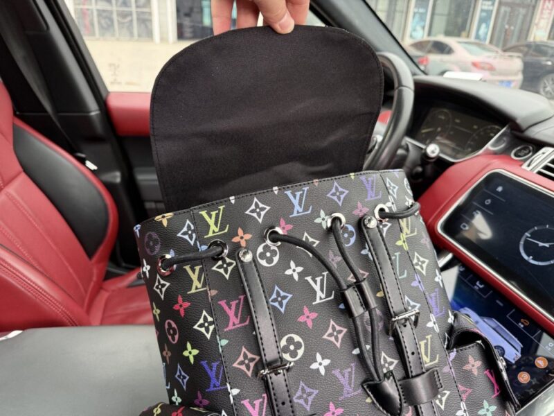 【AT9718】ルイ・ヴィトンのモノグラム柄バックパック - 高級牛革素材とmetallicカラーのデザイン | Louis Vuitton Malletier